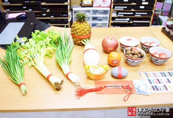 剃胎毛、滿月剃頭、嬰兒剃頭、嬰兒理髮、嬰兒剃髮、嬰兒剃胎毛、嬰兒滿月剃頭、寶寶剃頭、剃胎毛儀式、剃胎毛吉祥話、滿月剃頭儀式、滿月剃頭吉祥話、寶寶剃胎毛、寶寶滿月剃頭理髮、新北永和區剃胎毛、新北永和區滿月剃頭、新北永和區嬰兒剃頭剃胎毛、新北永和區嬰兒理髮、新北永和區嬰兒剃髮、王寶寶(新北永和區嬰兒寶寶滿月剃頭理髮、免費嬰兒剃胎毛儀式吉祥話)。中國風會場，爸媽寶貝免費穿「日中韓」古裝禮服。專業拍照、DVD光碟、證書。★購買「臍帶章、肚臍章、胎毛筆刷印章」贈送：剃頭、收涎、抓周，三選一。2016.01.03 照片1